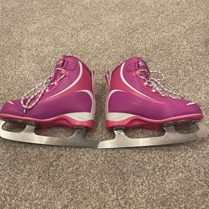 Riedell  FIGURE SKATES SIZE 13 kids .
